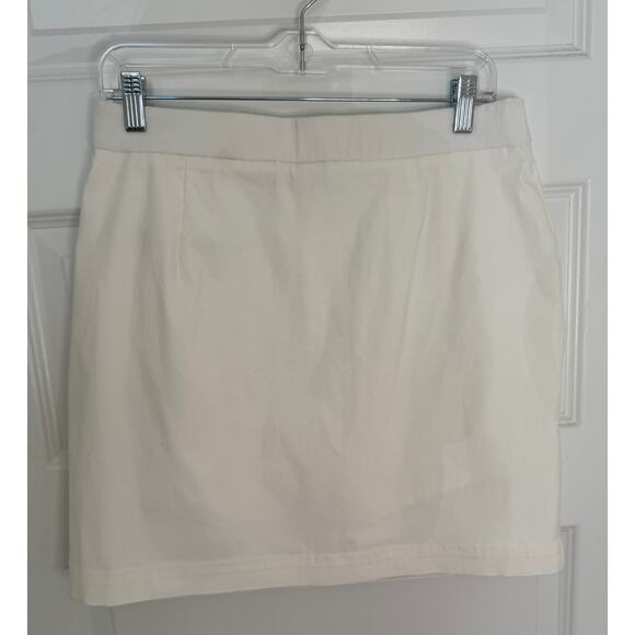Rafaella White Lined Pull-On Skort with Logo Plate – Size Small - Picture 3 of 4